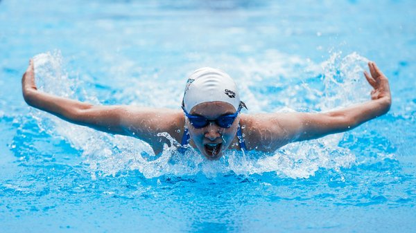 Quelle est la meilleure stratégie de répartition des glucides pour les compétitions de natation ?